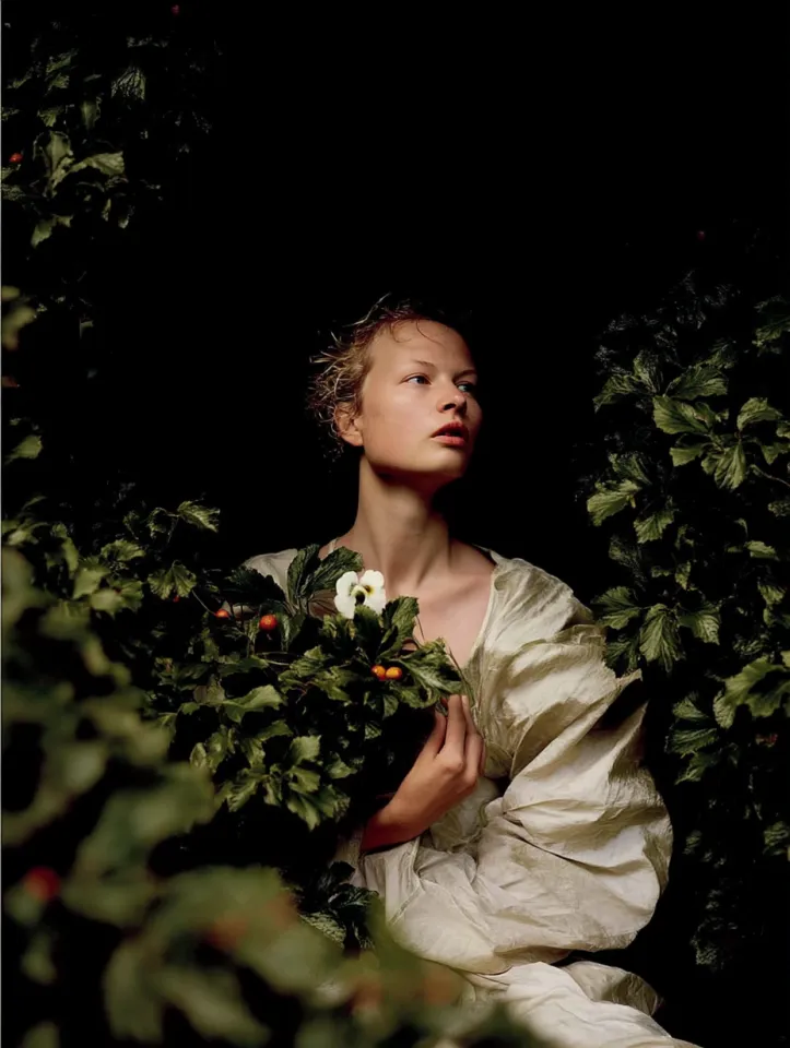 Homem caminha com atenção plena